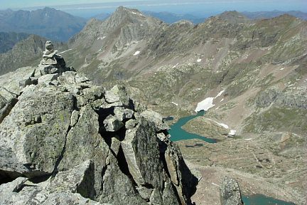Pic de Hourgade (2964 m) et lac du Milieu, depuis le pic Camboué