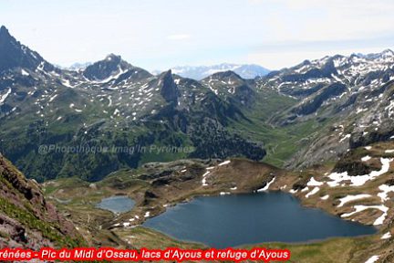 Refuge d'Ayous au bord du lac, dominé par le pic d'Ossau