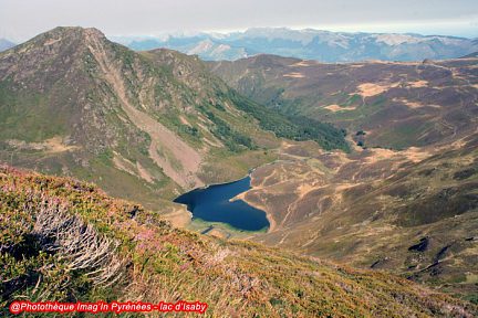 Lac d'Isaby et la crête de Moulata, point de départ de randonnées