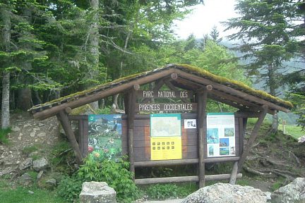 Panneaux d'entrée du Parc National des Pyrénées à Bious-Artigues