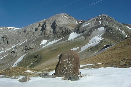 Croix frontière numéro 318 au col des Espécières