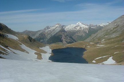 Le ibon de Lapazosa depuis le col des Espécières