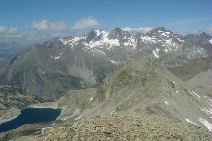 Les picos de Argualas, Garmo Negro et de los Infiernos depuis le pico de Bacias