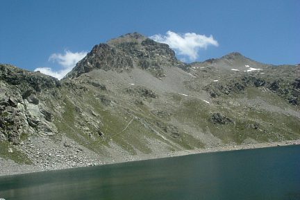 Le pico de Bacias et le GR 11 vus depuis l'embalse de Brazato