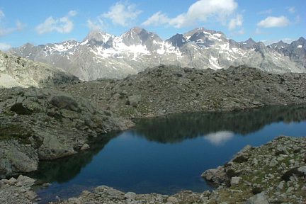 Petit ibon près du pico de Bacias avec vue sur les picos de Argualas