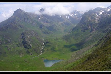 Le lac d'Ourrec vu depuis le col d'Ouscaou