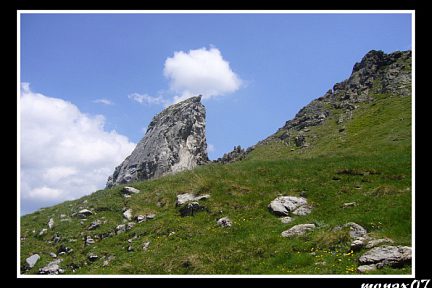 Une dent rocheuse en montant vers le lac du Cardal