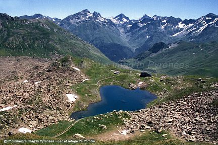 Lac et refuge de Pombie vus en montant au col de Peyreget