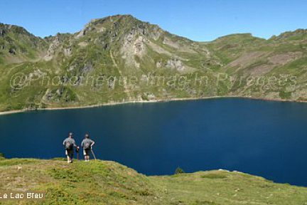 Le lac Bleu photographié en entier, panorama assemblé de 8 photos