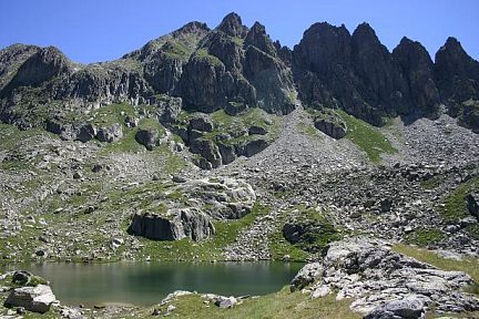 Un des Estanys de Travessani avec les Agulles de Travessani en toile de fond