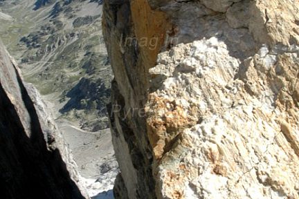 Vue plongeante sur la sortie du couloir de Gaube (600 m de vide)