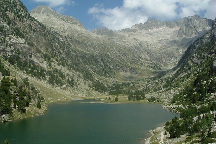 Estany de Besiberri (1980 m), le Pletiu de l'Obaga et le massif de Besiberri