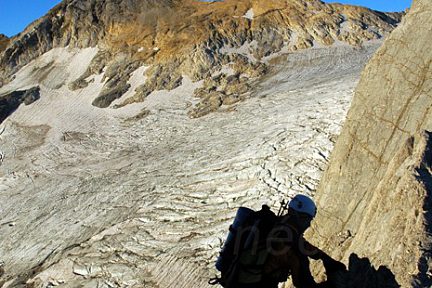 Vue plongeante sur le glacier d'Ossoue, traversée Petit-Grand Vignemale