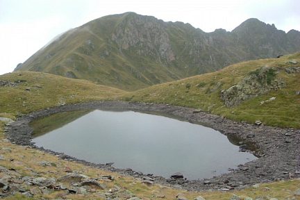Lac de Sadagouaus (2131 m) face au Montségu-Cap des Hittes