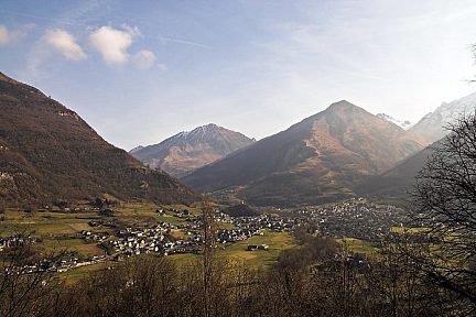 Luz-Saint-Sauveur depuis la route de Luz-Ardiden