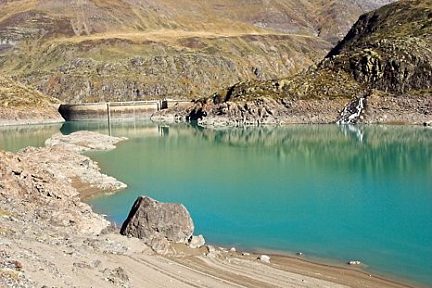 Barrage des Gloriettes depuis le bord du lac