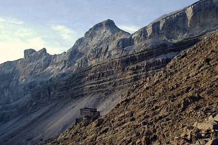 Refuge des Sarradets au pied du Casque et de la Tour