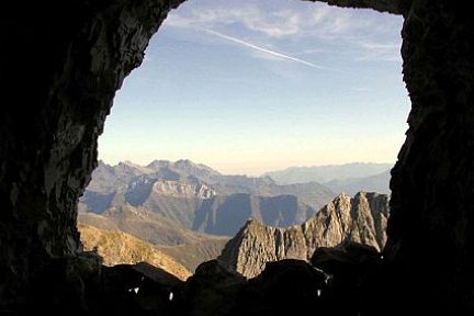 Pic des Sarradets depuis une des grottes de Russell