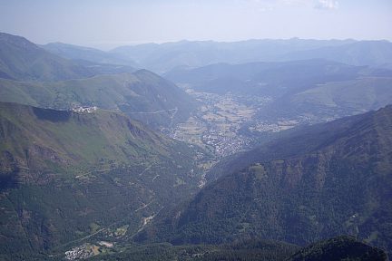 Vue vers la vallée d'Aure depuis le pic
