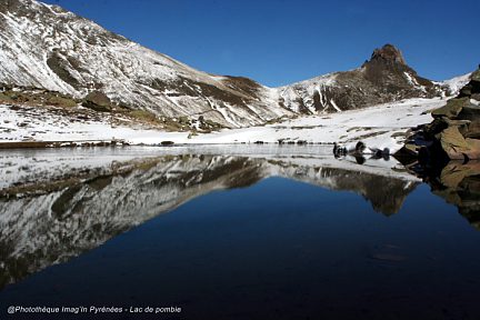 Col de Suzon et pic Saoubiste reflétés dans le lac de Pombie