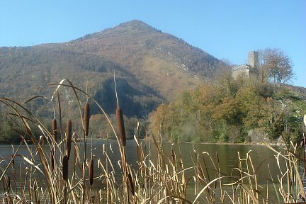 Lac de Castet et son château, au milieu des roseaux
