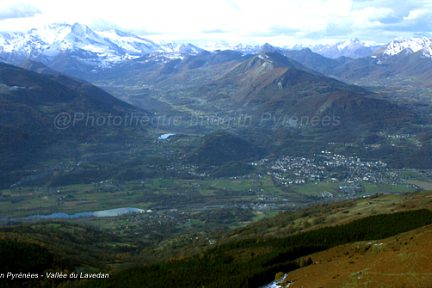 Vallée du Lavedan depuis le Soum de Dabant Aygue au-dessus d'Hautacam