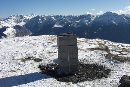 Au sommet du pic de Bacanère, borne frontière 401 et vue au Sud-Est