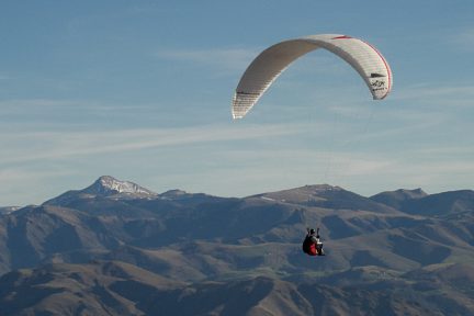 Parapente au-dessus de Jara, avec le pic d'Orhy en arrière-plan