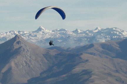 Parapente au-dessus de Jara, vue sur Béhorléguy, l'Anie et les Trois Rois