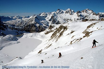 Descente à ski au-dessus du lac de Brazato