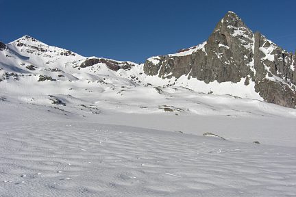 Passage aux ibones de Anayet face au pico de Anayet, à Espelunziecha