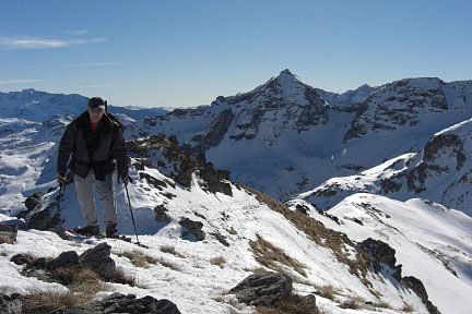 Arrivée au sommet de Espelunziecha (2397 m) en raquettes