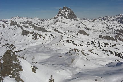 Depuis Espelunziecha (2397 m), les pics de Sesques et du Midi d'Ossau