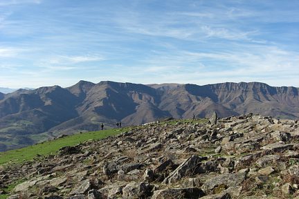 Depuis le sommet de Jara, vue sur les crêtes d'Iparla