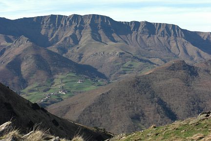 Le pic et les crêtes d'Iparla vus depuis le Jara