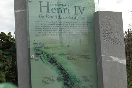 Départ du chemin Henri IV, sous le château de Franqueville à Bizanos