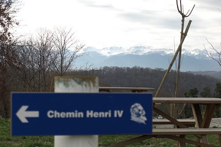 Chemin Henri IV, vue sur les Pyrénées au hameau d'Ousse