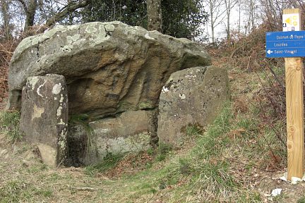Passage au dolmen de Peyre-Dusets, chemin Henri IV