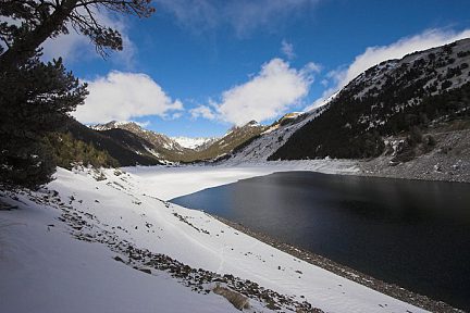 Le lac de l'Oule vu depuis le barrage