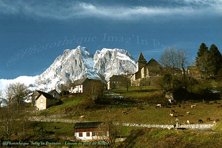 Le village de Lescun sous le Billare enneigé