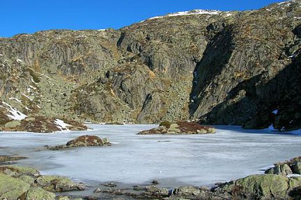 En chemin vers le pic des Trois Seigneurs, l'étang d'Arbu