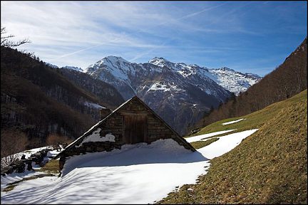 Grange en montant au cirque de Lis depuis Pragnères