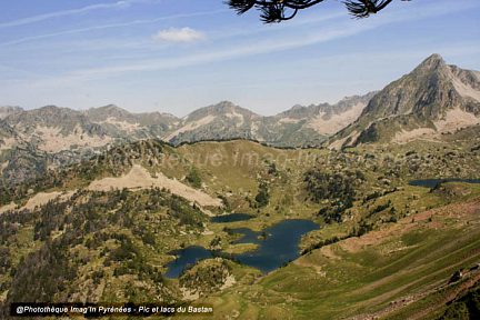 Vue sur le pic et les lacs de Bastan depuis le Pichaley