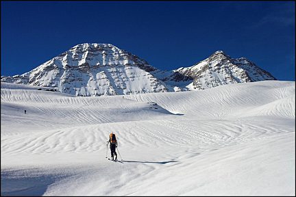 Face nord du Taillon et skieur de rando