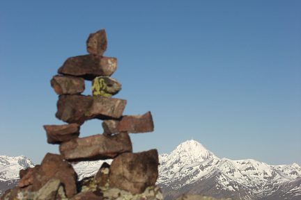 Cairn au sommet du Monné Rouye, face au pic du Midi de Bigorre