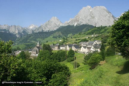Lescun dominé par le pic Billare