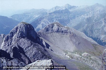 Vue depuis le pic de la Bernatoire vers la vallée d'Ara et le Crapéra