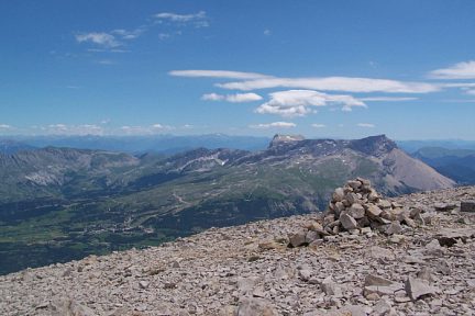 Vue du sommet sur le plateau de Bure