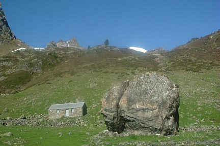 Pic Prada, gros bloc devant la cabane d'Auloueilh (1853 m)