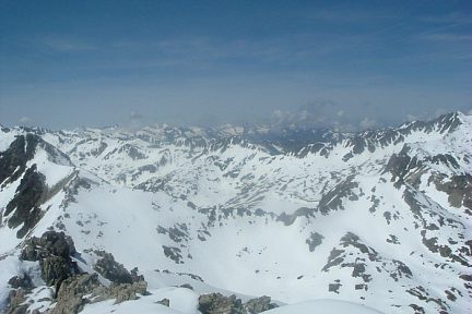 Depuis le pic Prada (2712 m), vue sur le pic de Bastan